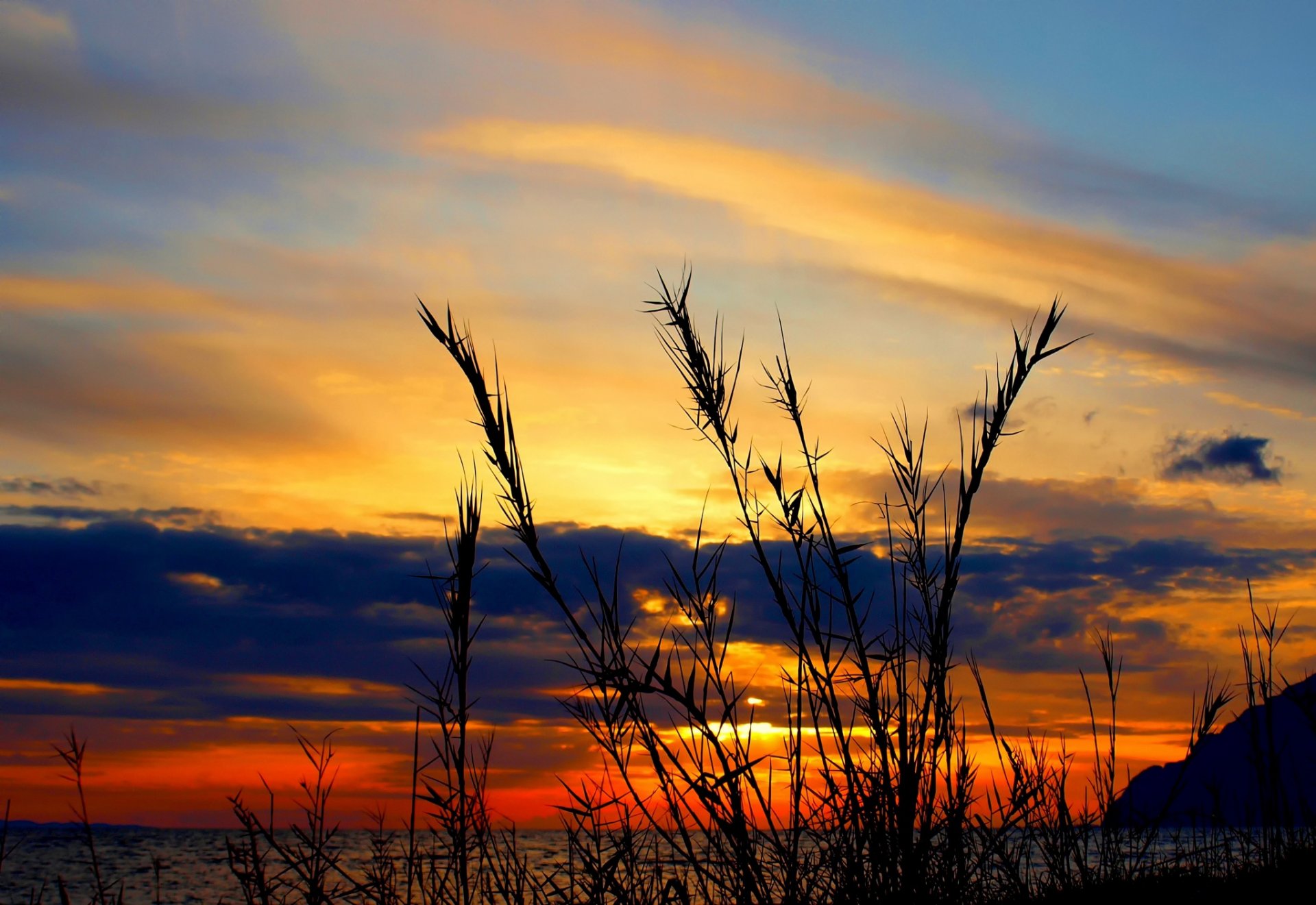 sonnenuntergang wellen gras wolken