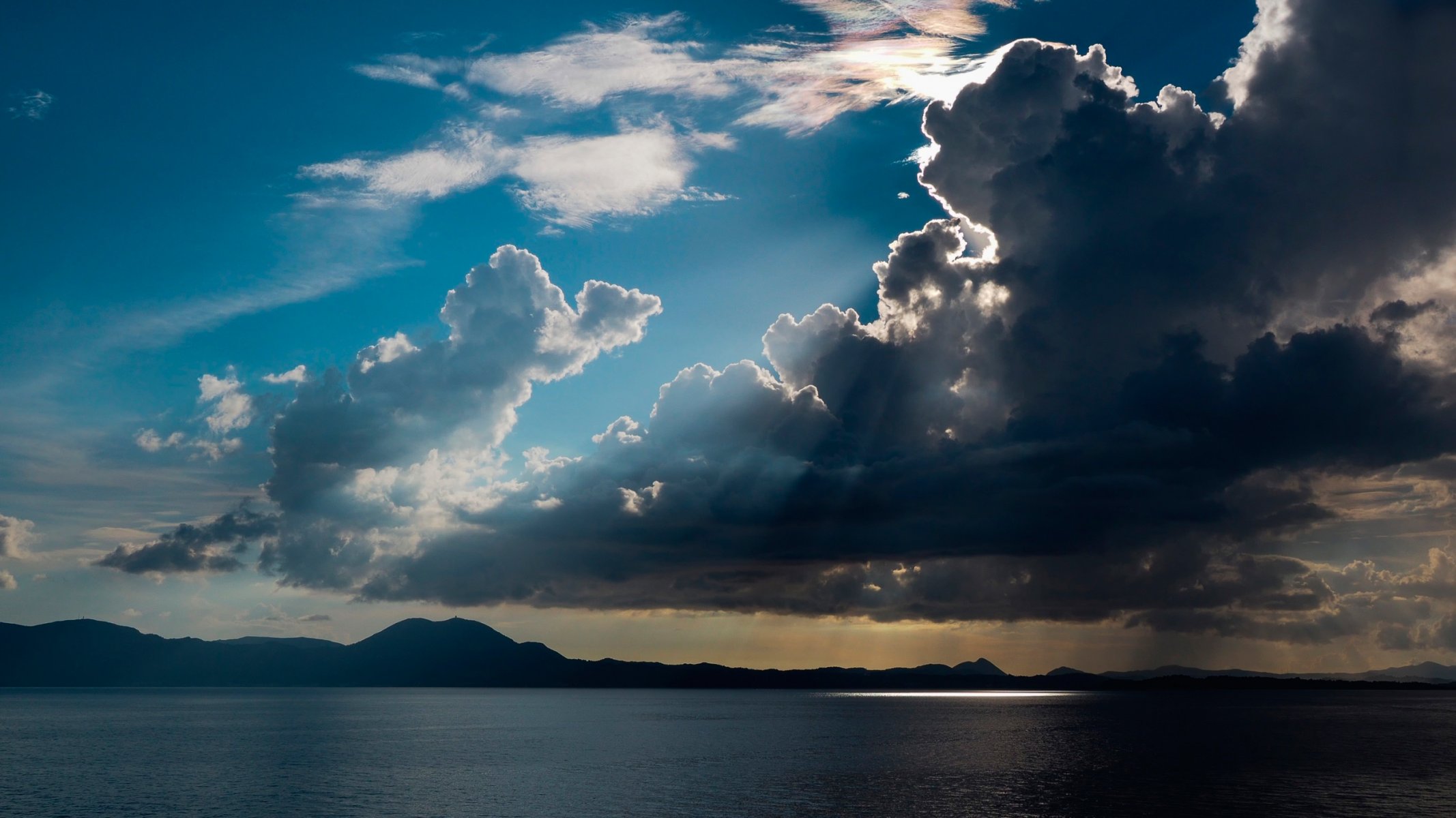 lago nubes rayos de sol