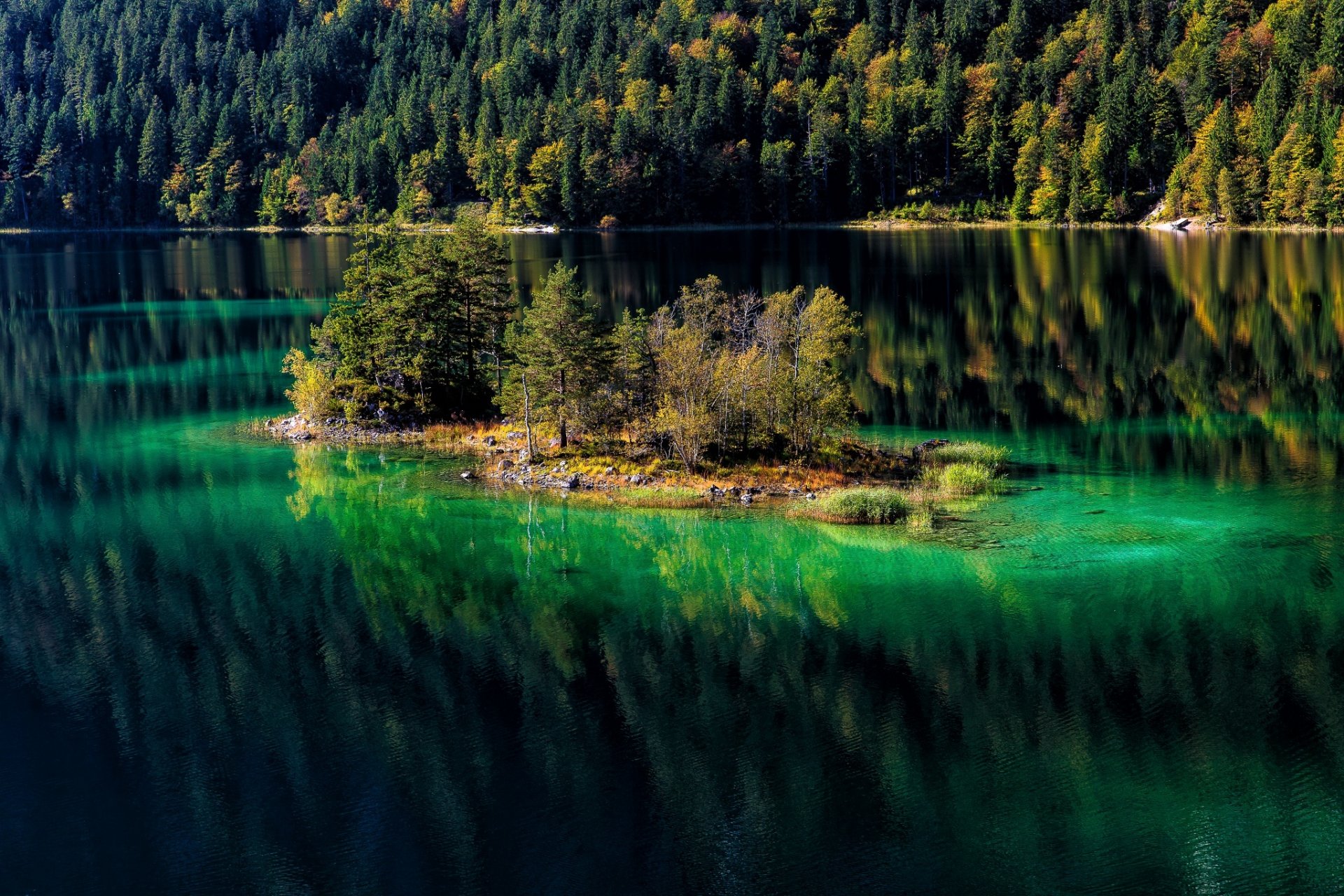 lago montagne foresta alberi isolotto natura