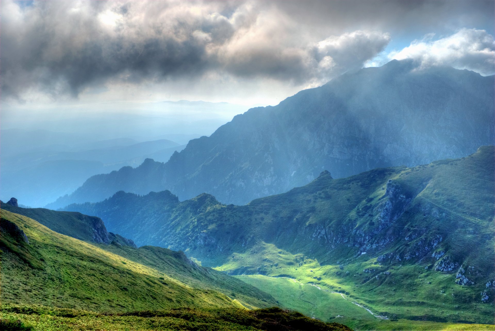 montagnes nuages vallée