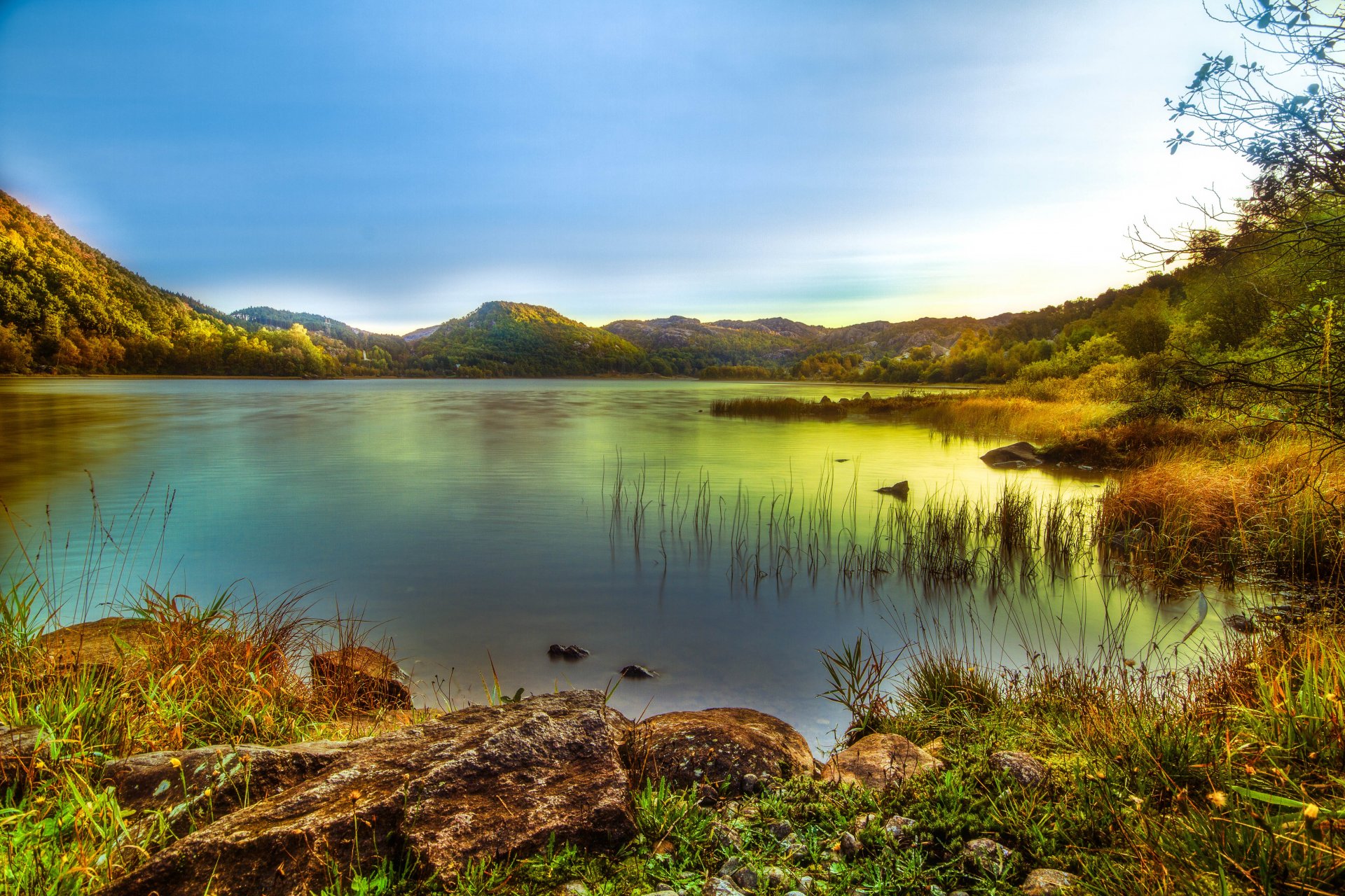 montaña. lago costa piedras hierba cielo