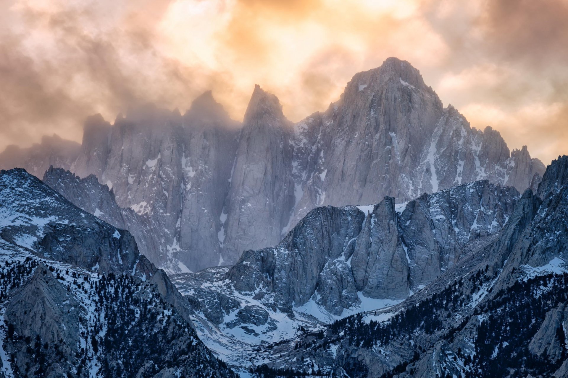 montañas nieve nubes picos invierno