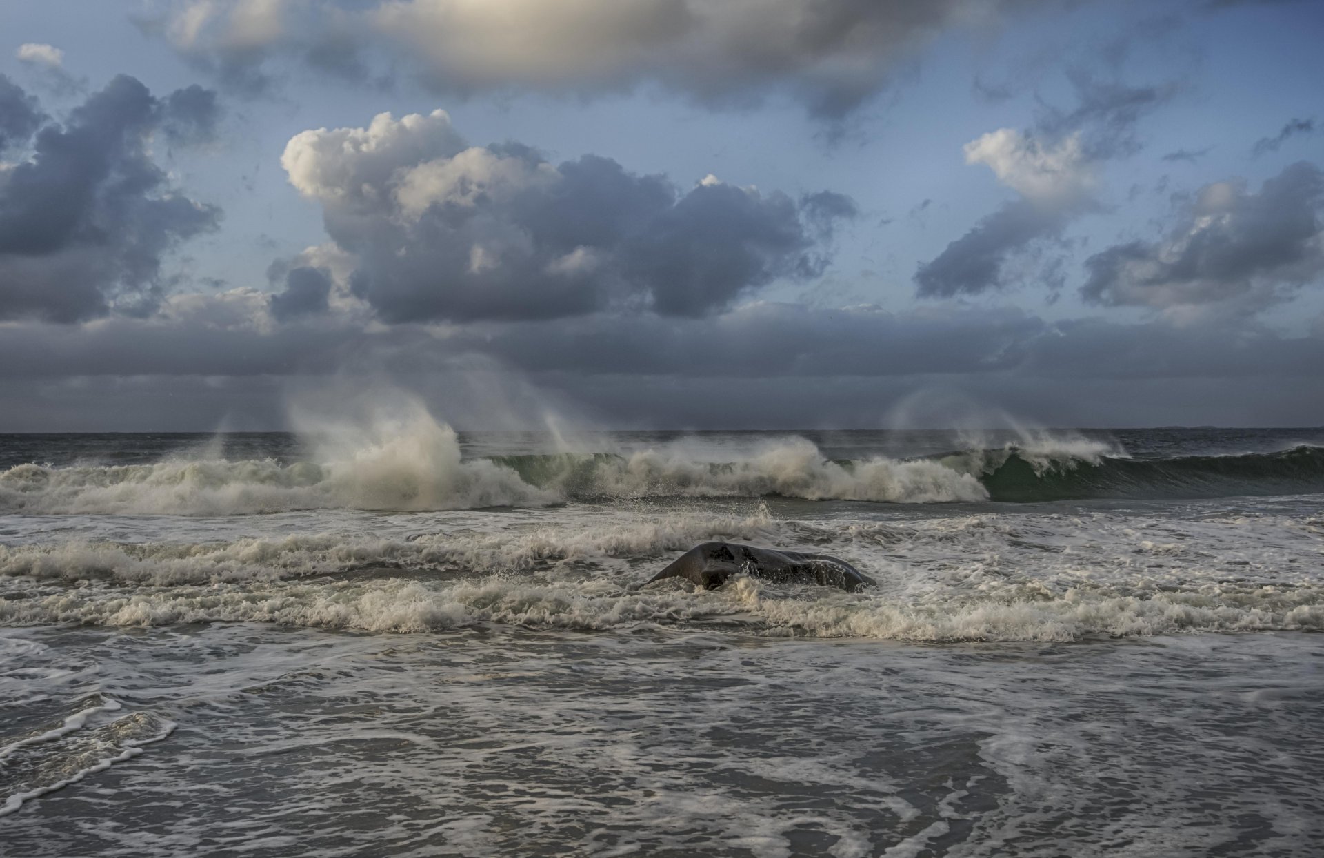 vagues tempête nuages