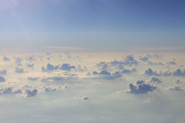 Wolken aus dem Flugzeug als Gipfel der Berge