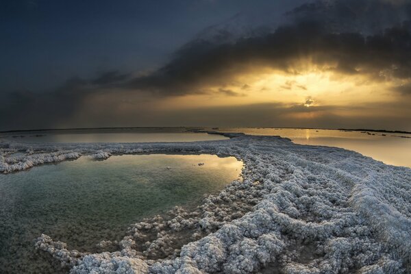 Coucher de soleil sur la surface de la mer