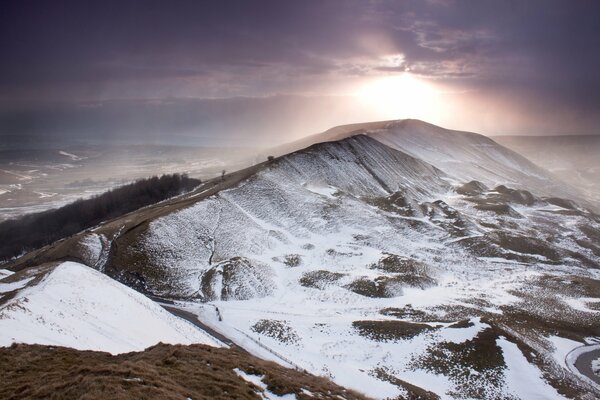 Berge, die in England mit Schnee bedeckt sind