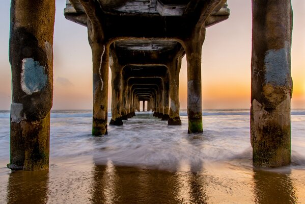 Jetée sur la plage en Californie