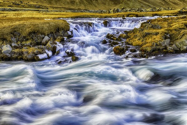 Fiume di montagna in Islanda