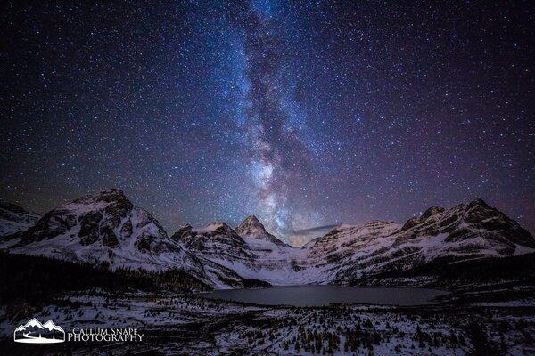 Paisaje de montañas nocturnas con estrellas