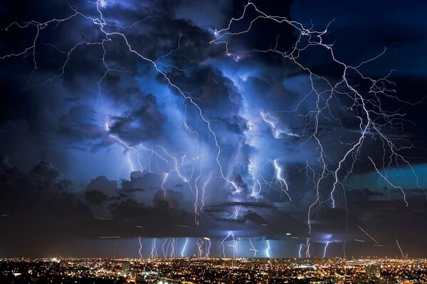 Hermosos rayos por la noche sobre la ciudad