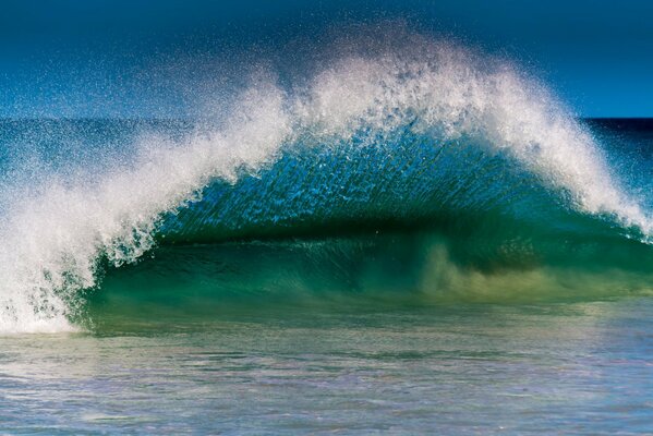 Onda di mare blu e spruzzo