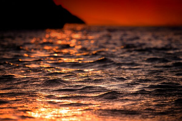 Lo splendore del sole gioca sulle onde