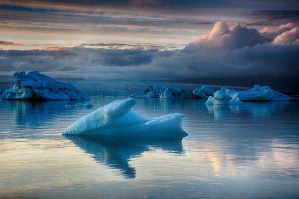 Blocs de glace dans un lac au Nord