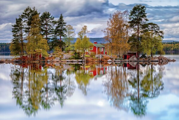 Lago de otoño con casa