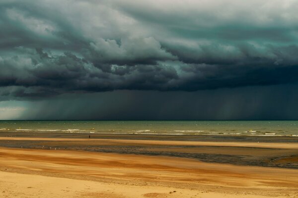 Beaux nuages gris sur la mer