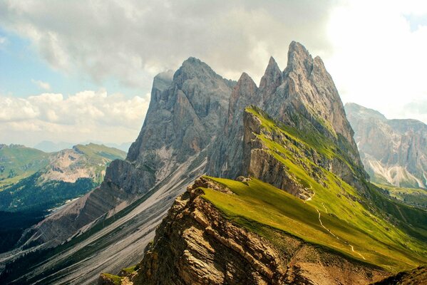 Panorama di alte montagne e cielo nuvoloso