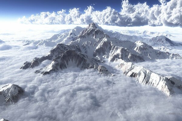 Schneebedeckte Bergspitzen in Wolken