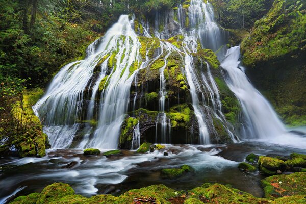 Kolumbianische und Wasserfälle in den Schluchten des Flusses