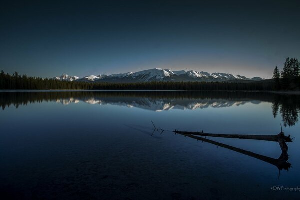 Reflexion der Berge im See