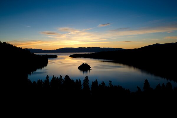 Morgendämmerung am Lake Tahoe in den USA. Wald in Kalifornien