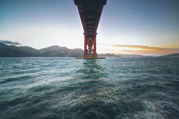 Vista sotto il Golden Gate Bridge di San Francisco