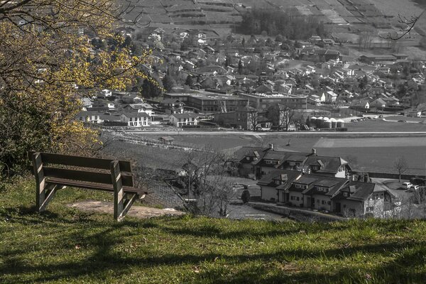 Blick von der Bank auf die Stadt. Kontrast von Landschaften