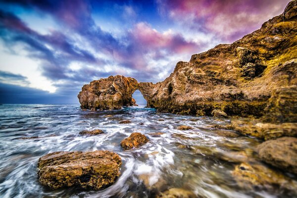 Arco di roccia sulla costa del Pacifico