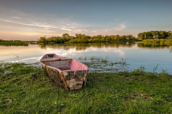 Paesaggio vicino al lago con la barca