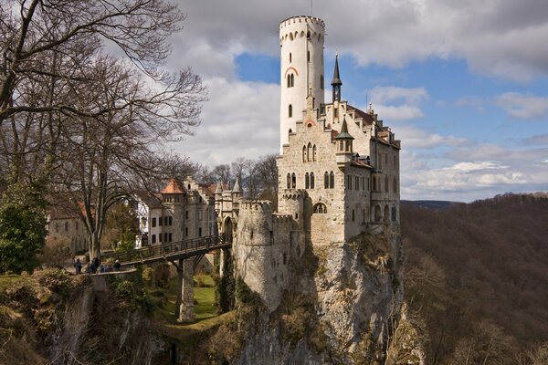 Германский замок лихтенштейн на склоне горы