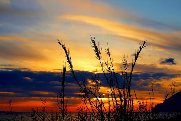 Schöner Sonnenuntergang blaue Wolken