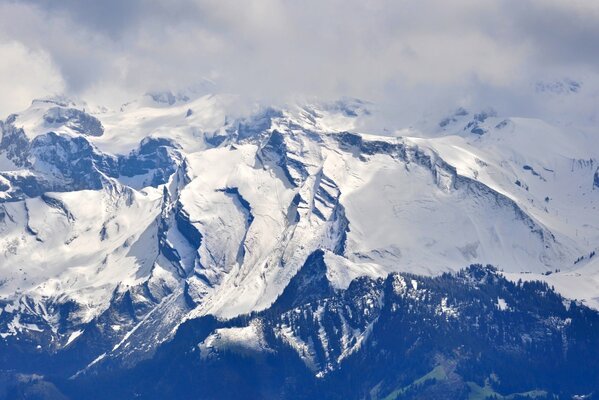 Blaue Berge in weißen Wolken