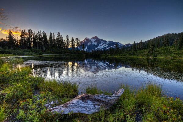 Aube sur le lac dans les montagnes