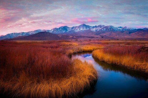 Un pequeño río en el fondo de las montañas por la noche