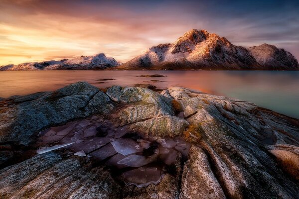 Roches lac de montagne aube lumière douce