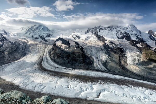 Journée glaciale enneigée dans les montagnes