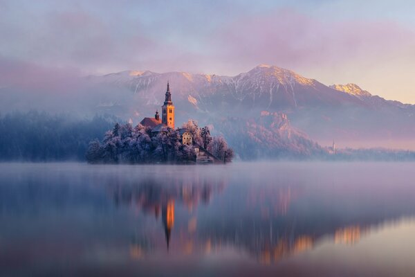 Un isola misteriosa in una foschia di nebbia