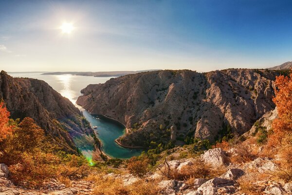 Bahía en Croacia. Rocas y acantilado. Horizonte