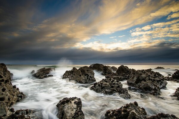 Cielo nuvoloso e mare nelle rocce