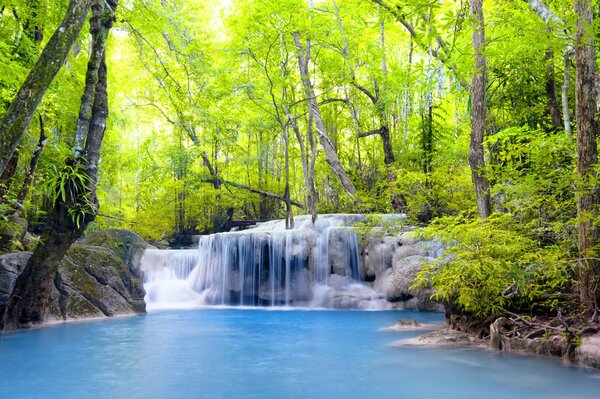 Lac bleu jaune feuilles sur les arbres et la cascade