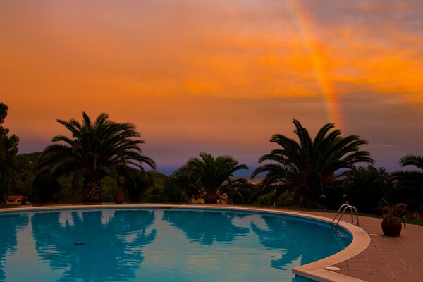 Regenbogenabend am Pool