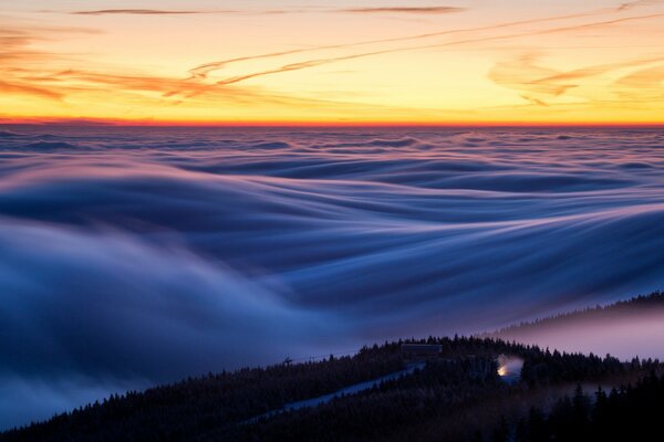 Incredibile bellezza del cielo e le onde