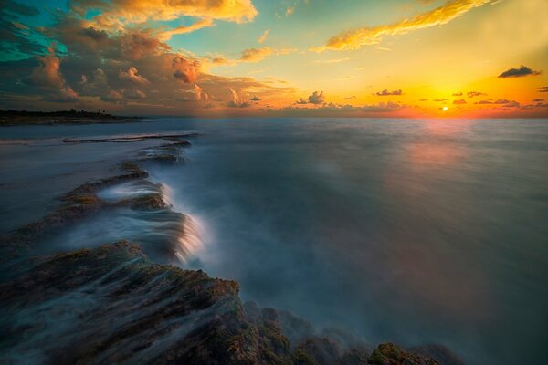 Tramonto sulla costa del mare con belle nuvole