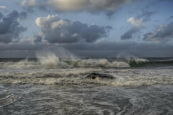 Onde tempestose sotto un bel cielo