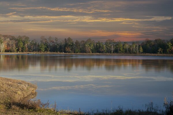 Paesaggio estivo con vista sul lago in autunno