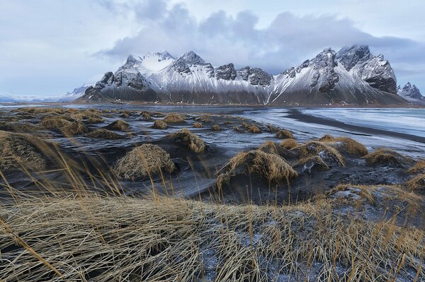 Baie de mer sur fond de montagnes