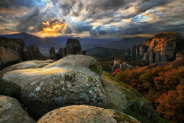 Cielo emozionante sopra le meteore in Grecia