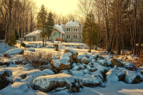 Casa invernale in pietre di neve