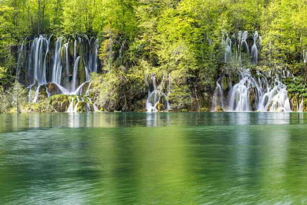 L eau coule dans le lac vert