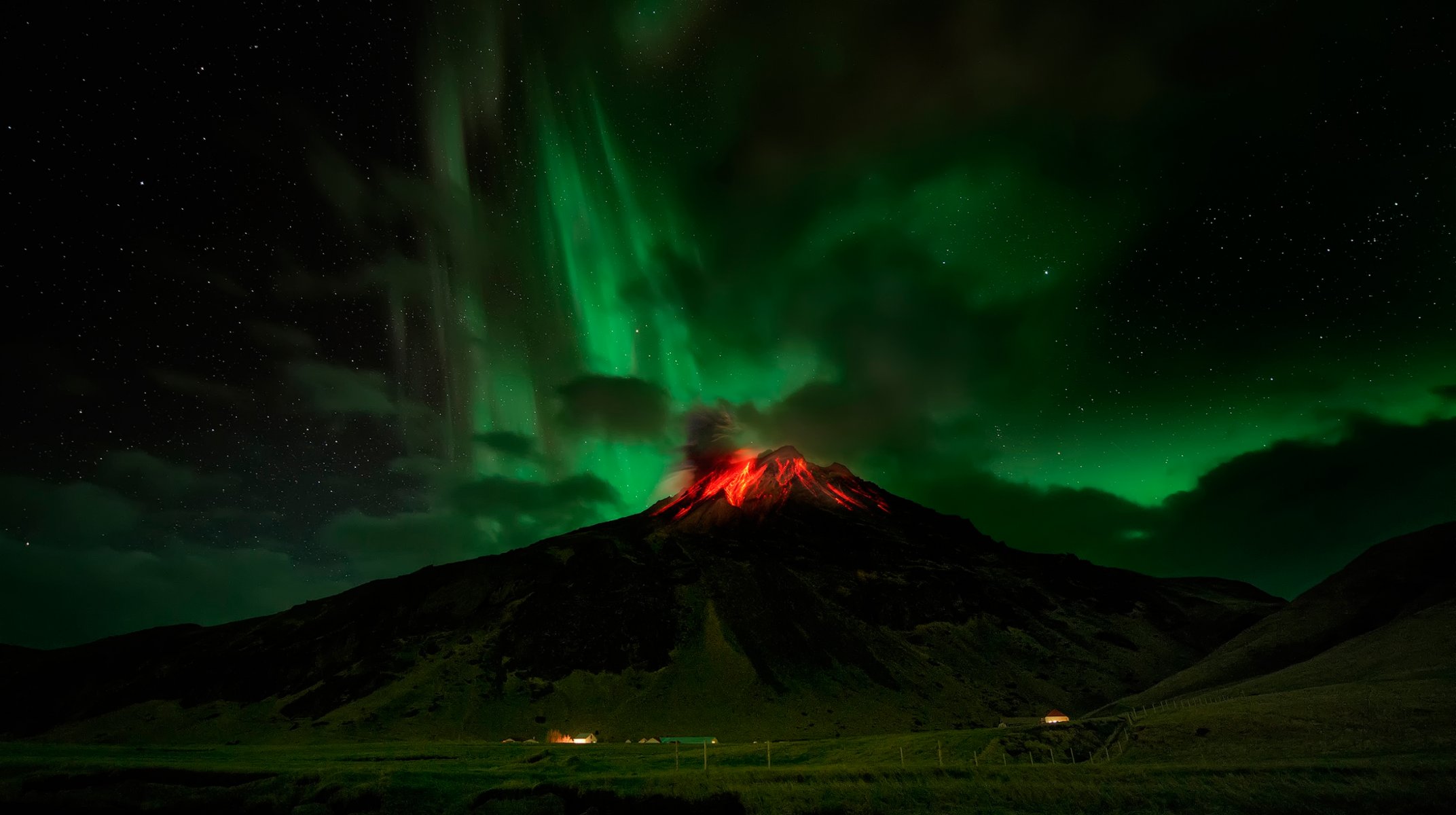 volcan éruption aurores boréales nuit