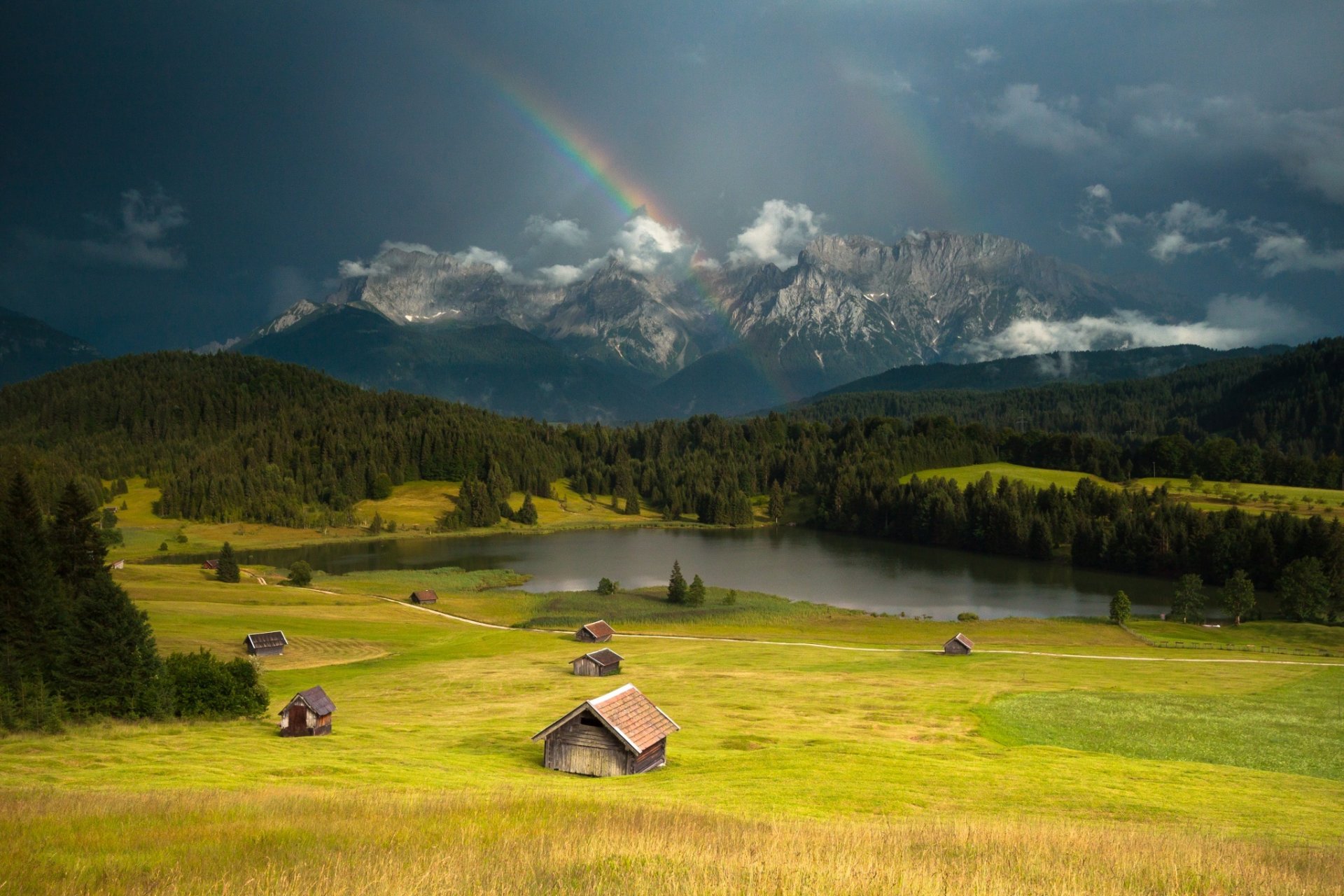 montañas bosque lago casas naturaleza